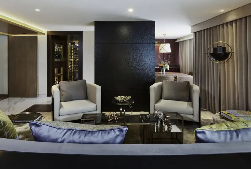 AB V Flat · sala con chimenea