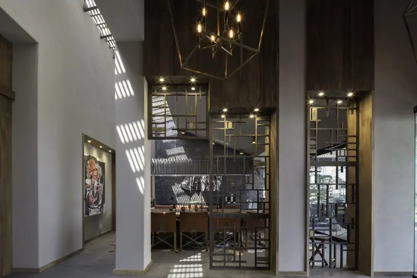 MC House · vestíbulo y escalera